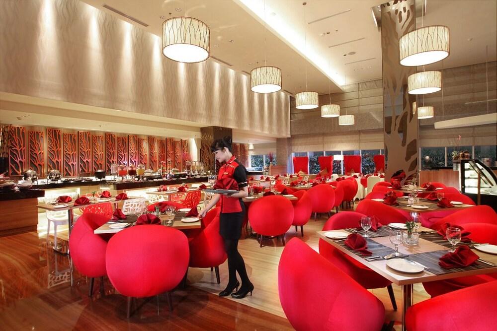 Swiss-Belinn Manyar Surabaya Exterior photo
